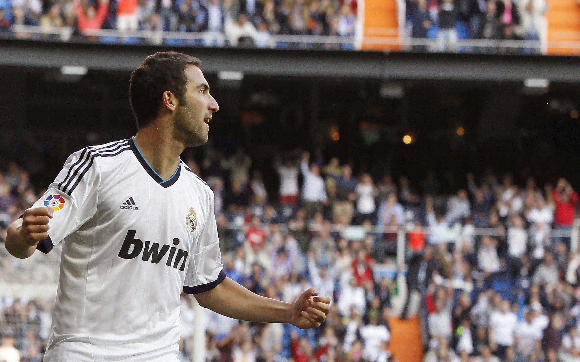 双重奏鸣，绿茵场上的完胜与羽毛球场上的不朽纪录